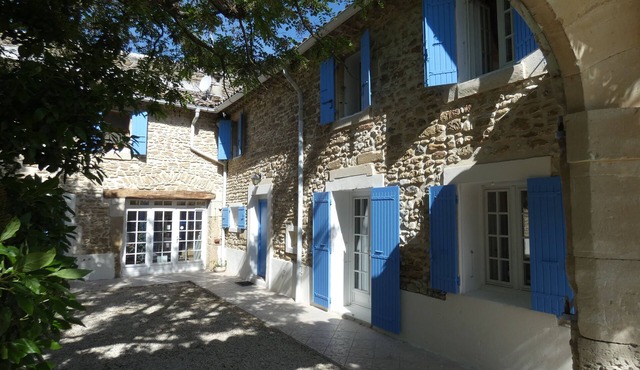 Mas Provençal group gîte and guest rooms