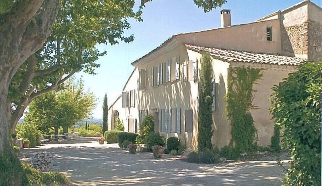 Mas Provencal, quiet and very spacious with private pool and large garden.,