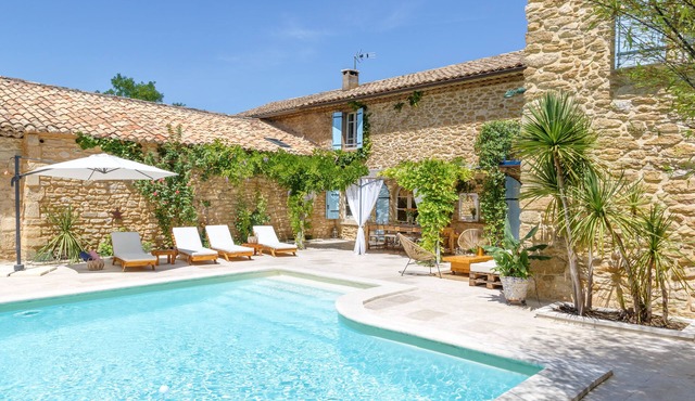Mas provençal with breathtaking views of the Luberon.
