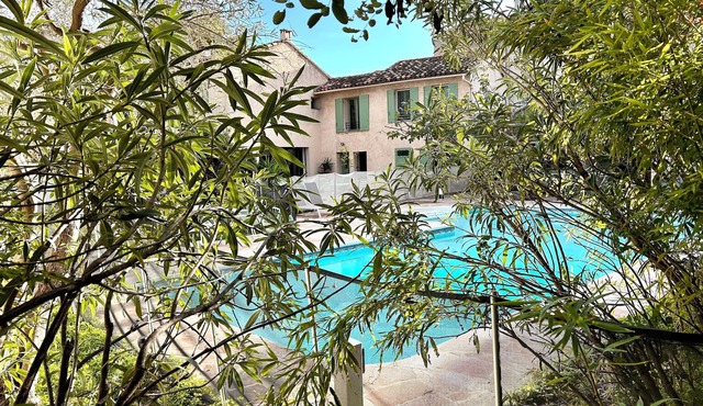 Mas provençal with large swimming pool near the beach and Velodrome