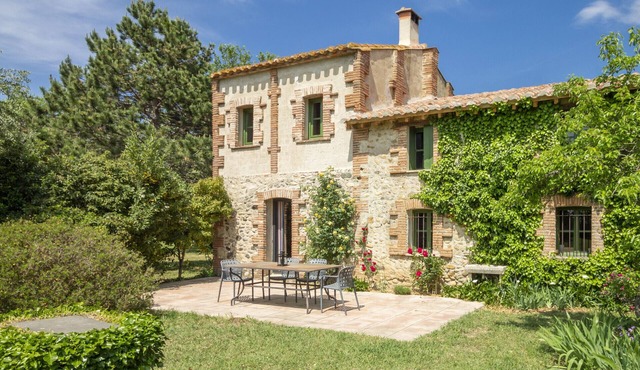 Mas Ronquet - with private swimming pool ideal for a walking or cycling holiday!
