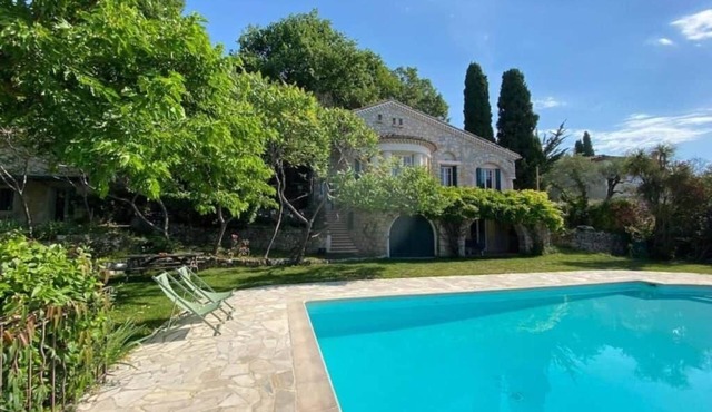 Mas Saint Jeaume villa and swimming pool for 10 people