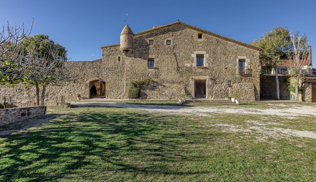 Mas Solés Country House with Large Private Garden, Peaceful Setting, 15 min from the Sea
