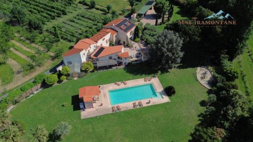 "MAS TRAMONTANE "ancien mas agricole avec chambres d'hôtes, studio, parc arboré, piscine et sa vue face au Canigou