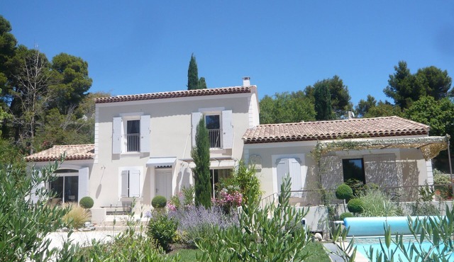 Mas with pool in the Alpilles/Plan yourself: Video by Drone