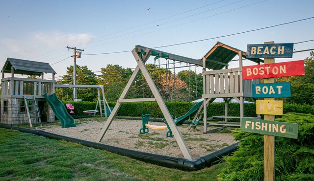 Mashnee: Beach Steps, Spacious Yard