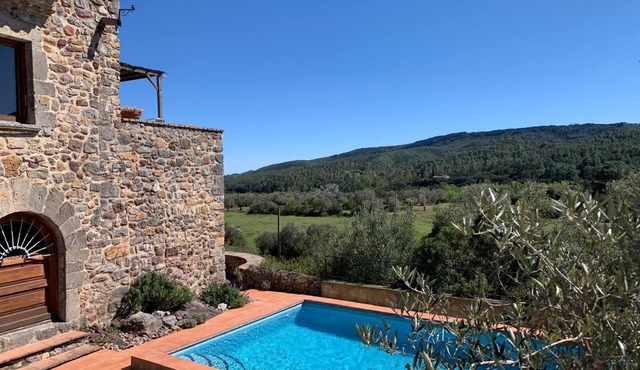 Masia in secluded location with swimming pool - space for 8 guests