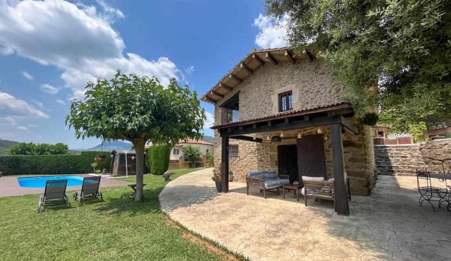Masia with pool and beautiful views near Girona