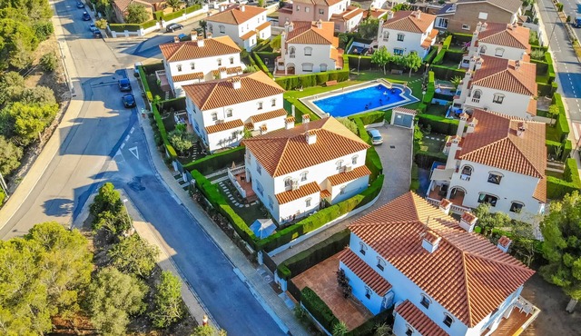 MASIA2 adosado jardín privado, BBQ y piscina comun