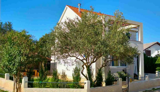 Maslina Tree House (Hvar) - Peaceful retreat with garden & close to the sea