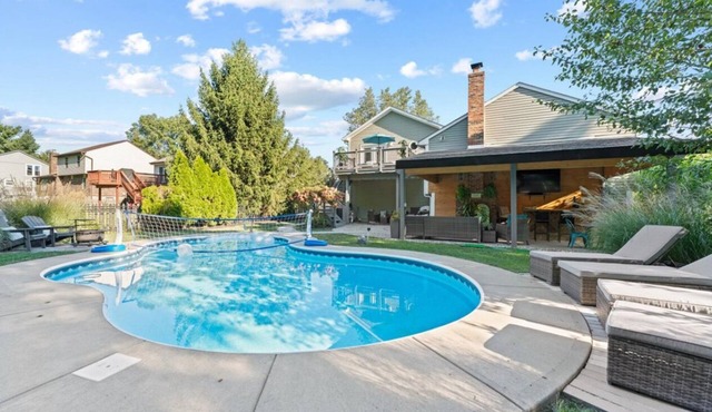Mason 3 bedroom Oasis! Walking distance to Deerfield shopping and restaurants!