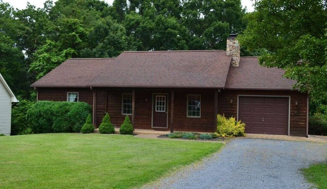 Massanutten Cabin - Hot Tub, Pool Table, Large Yard, billiards room