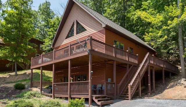 Massanutten Log Home Near Slopes, 2 Master Suites, Hot Tub, Pool Table, Views