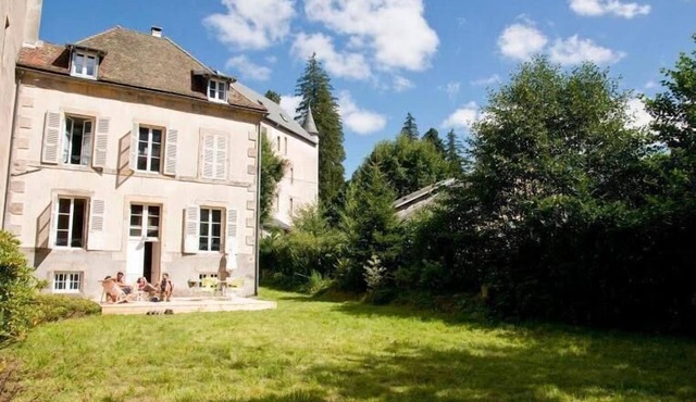 Massif du Sancy, renovated family home in town center with garden