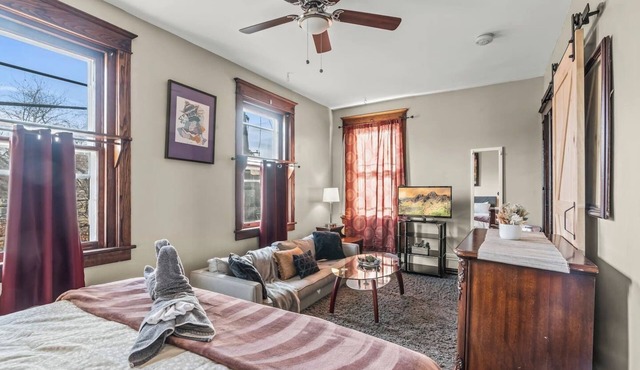 Massive 1B/1B - King-Bed & Lounge/Living Room & Sunroom w/Parking!