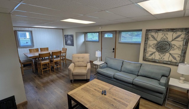 Massive 2-bedroom lower unit with fast WI-FI & in unit washer/dryer