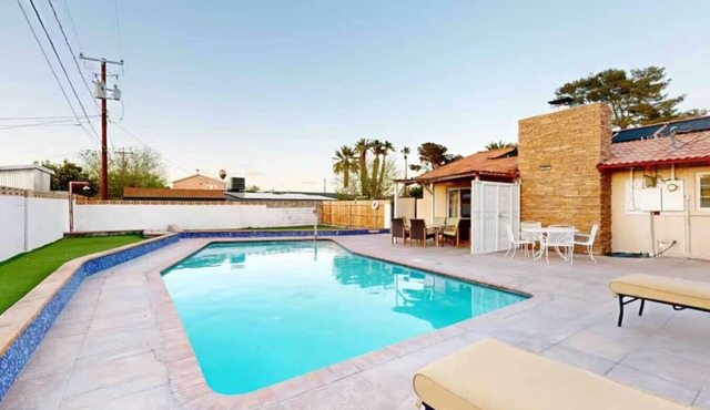 Massive 3 bedroom close to the strip!