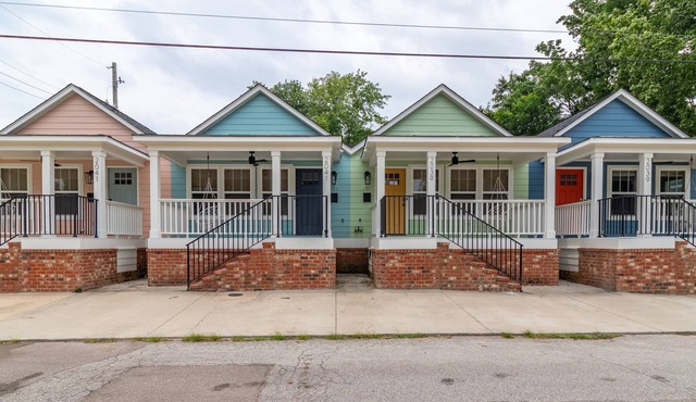 Massive 4 houses on one property perfect for family reunion and weddings