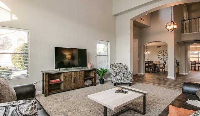 Massive 5 bdrm Getaway w/Pool, Hot Tub, Game Room!