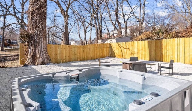 Massive 5 bedroom with hot tub/Close to Plaza
