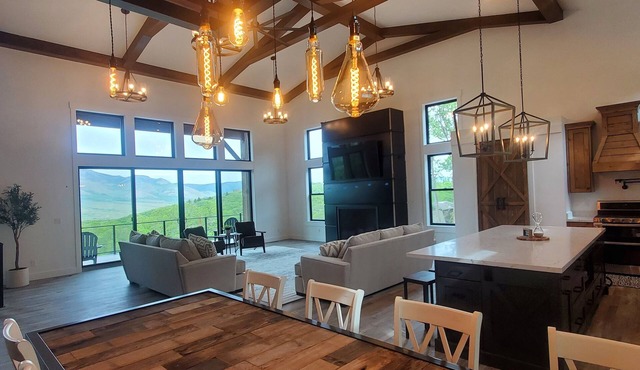 Massive 5BR Mountain Retreat, Sleeps 16+, Hot Tub, Near Powder Mtn & Snowbasin