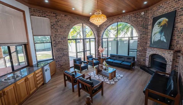 Massive 6-Bed Luxurious Home with Free Parking