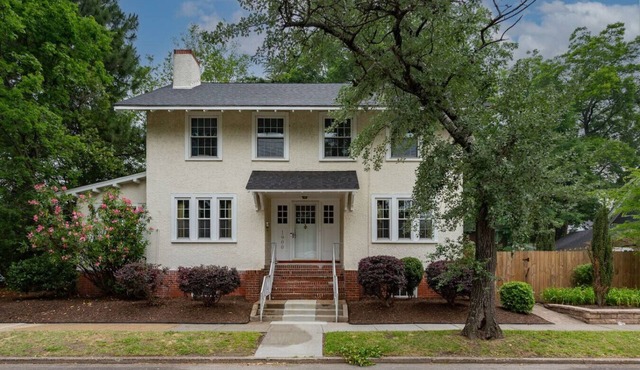 Massive 6 bedroom home in a great neighborhood!