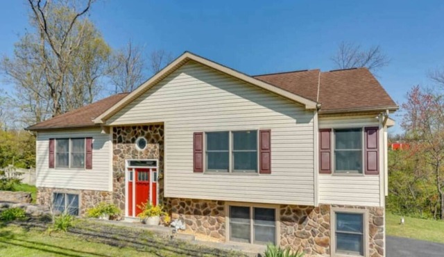 Massive 6 bedroom with Hot Tub!