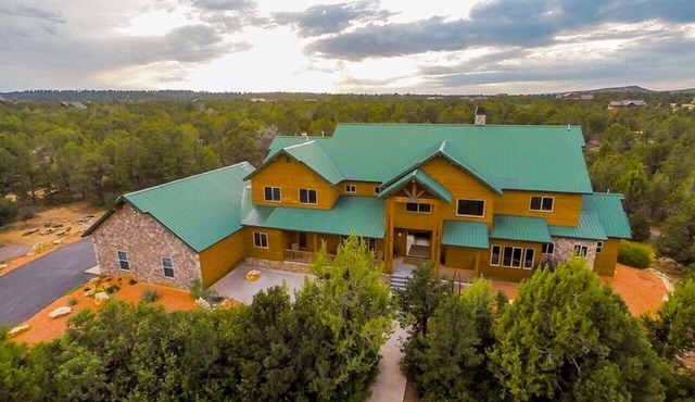 MASSIVE 9 BEDROOM LUXURY CABIN! PERFECT FOR REUNIONS AND RETREATS!