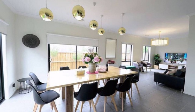 Massive 9BRM Rental House for big group in Melbourne