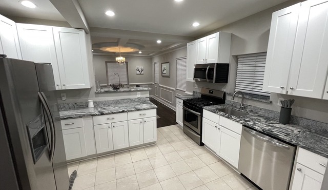 MASSIVE BEAUTIFUL 5 BEDROOM ESTATE, With FREE PARKING