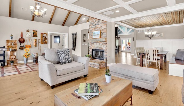 Massive Farmhouse/Banquet Hall/Gm Rm/Pool/Slps 16+