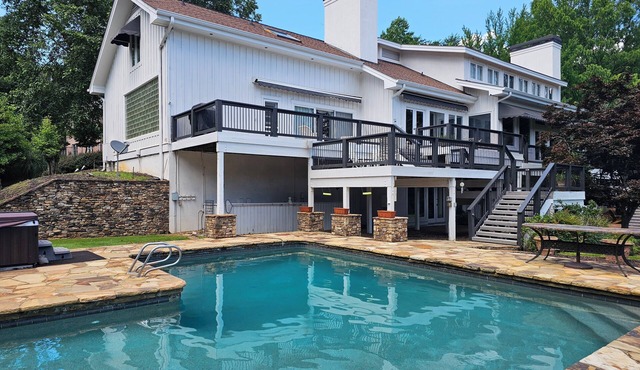 Massive Lakefront Mansion, 7BR/6BA 11 beds, private pool & dock, 9200sqft+