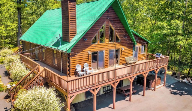 Massive Log Cabin, 8 acres, Hot Tub, Sauna Firepit