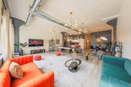 Massive Luxury 5BR Loft for groups up to 12 guests with Optional parking and Gym Access Near McCormick Place and Soldier Field