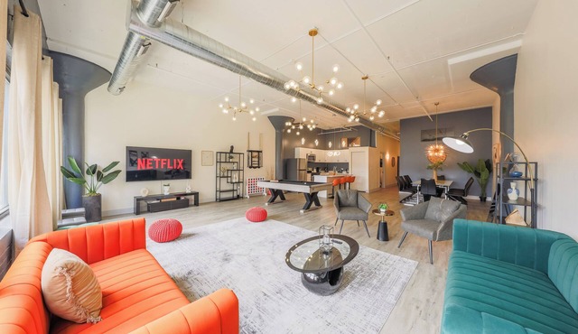 Massive Luxury 5BR Loft Near McCormick Place & Soldier Field Good for 12 Guests