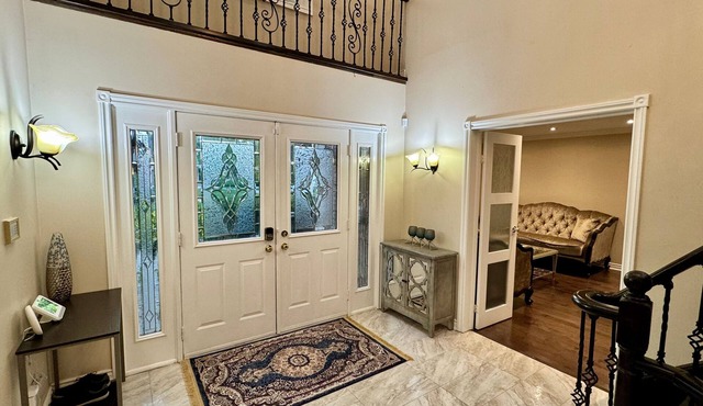 Massive Luxury Retreat w/Gym, Sauna & Games & More