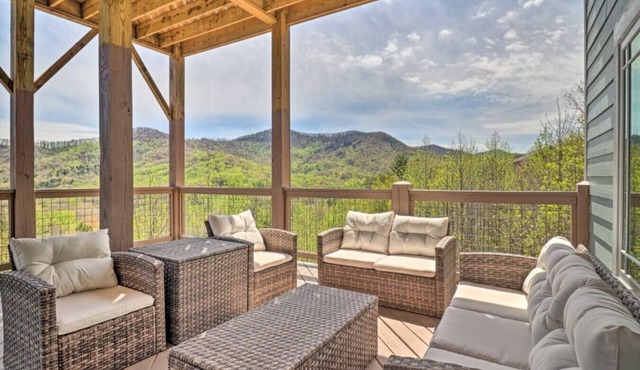 Massive Mountain Retreat, 12 Miles to Asheville!