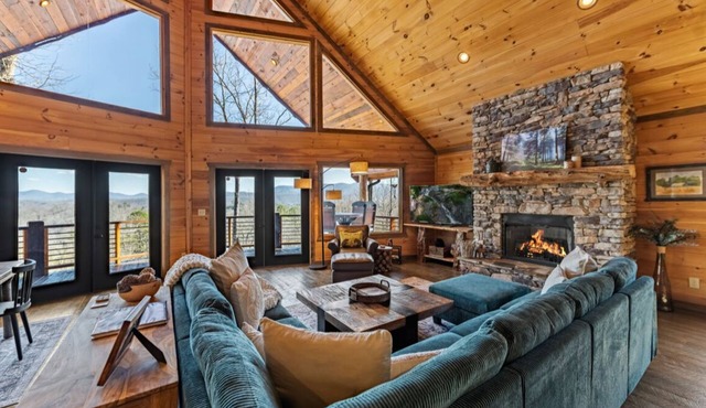 Massive mountain views, new hot tub and garage converted to a cozy TV game space