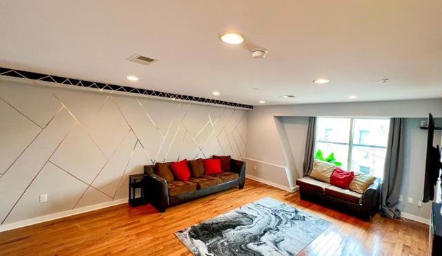 Massive New 9 beds/2.5 bath Sleeps 18 w/Rooftop