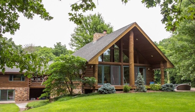 Massive Private Family Log Cabin Lodge: Pool, Pickleball-Fun for All! 100+ acres