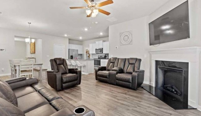 Massive Rental, Sleeps 10, Home Away From Home