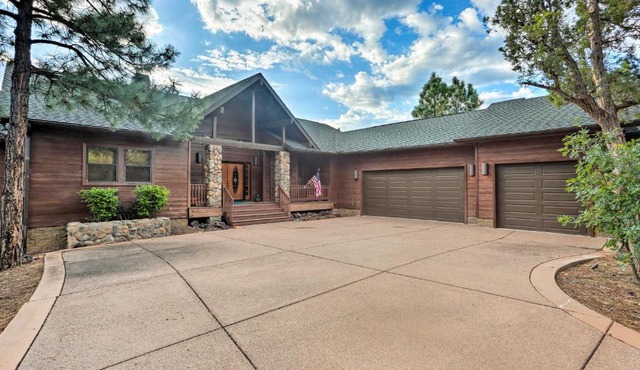 Massive Show Low Cabin with Deck - 3 Miles to Lake!
