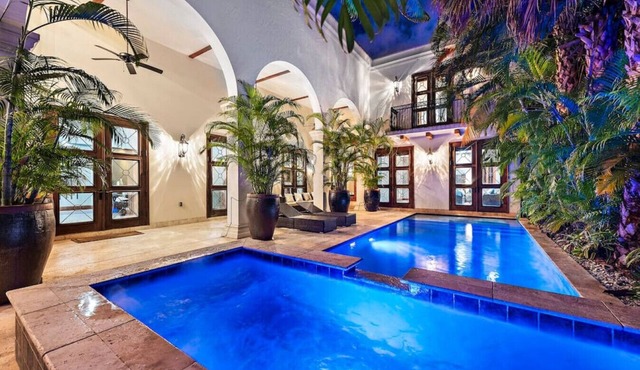 Massive Villa with GYM, POOL, JACUZZI ! Sleeps 12