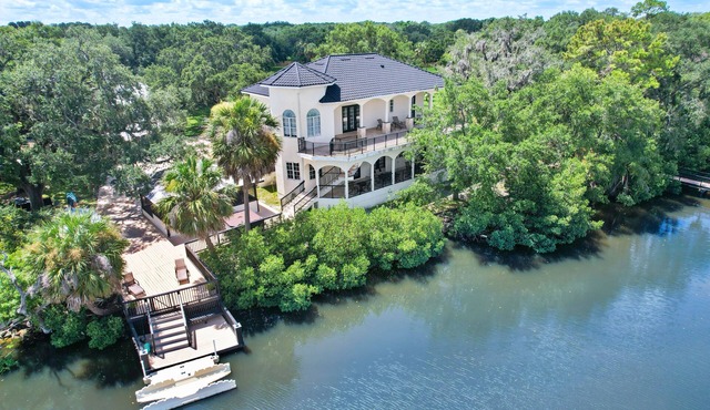 Massive waterfront Villa (Gated)
