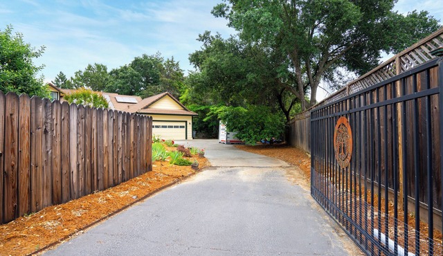 Master bedroom in half acre luxury reasort home. Zen quiet, private and peaceful