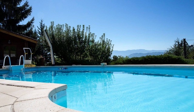 Master bedroom, swimming pool, panoramic view of the Alps