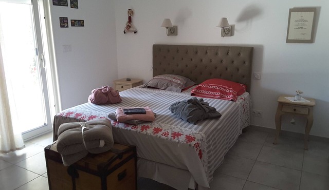 Master bedroom - swimming pool - quiet - 4km from Uzès B & B