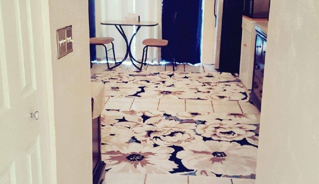 Master BR private full bath,private entrance, exlusive use of pool, safe, quiet!