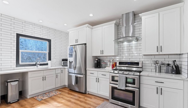 Master Luxurious Private room w/ Chic Tub Great work space! Mins. from Downtown